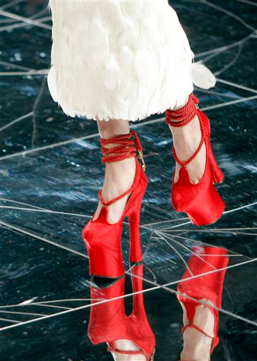 Illustration for article titled Alexander McQueen Fall/Winter 2009: Derelicte In Wonderland